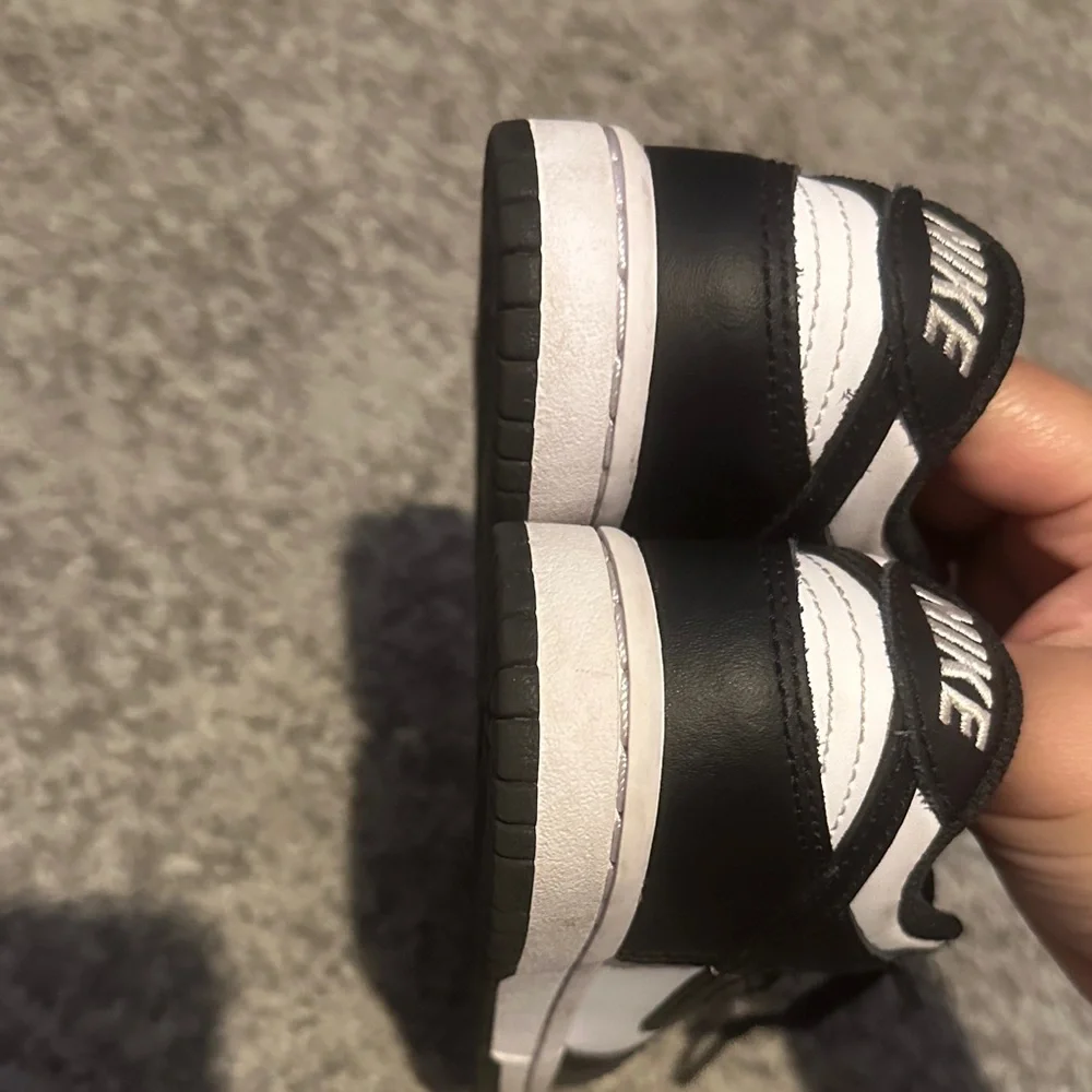 Nike Black and White Sole-View Low-Top Sneakers - Picture 4 of 4